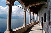 Eremo di S. Caterina del Sasso - portico a sette arcate del convento meridionale. 